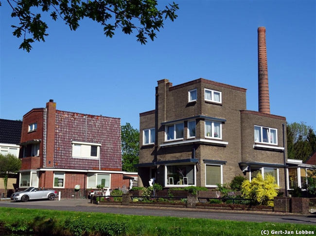 Nummer 80 (rechts), met nummer 79 en de achtergelegen fabriek
              <br/>
              Gert-Jan Lobbes, 2018